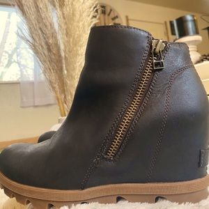 Joan of Arctic Wedge 2 zip booties